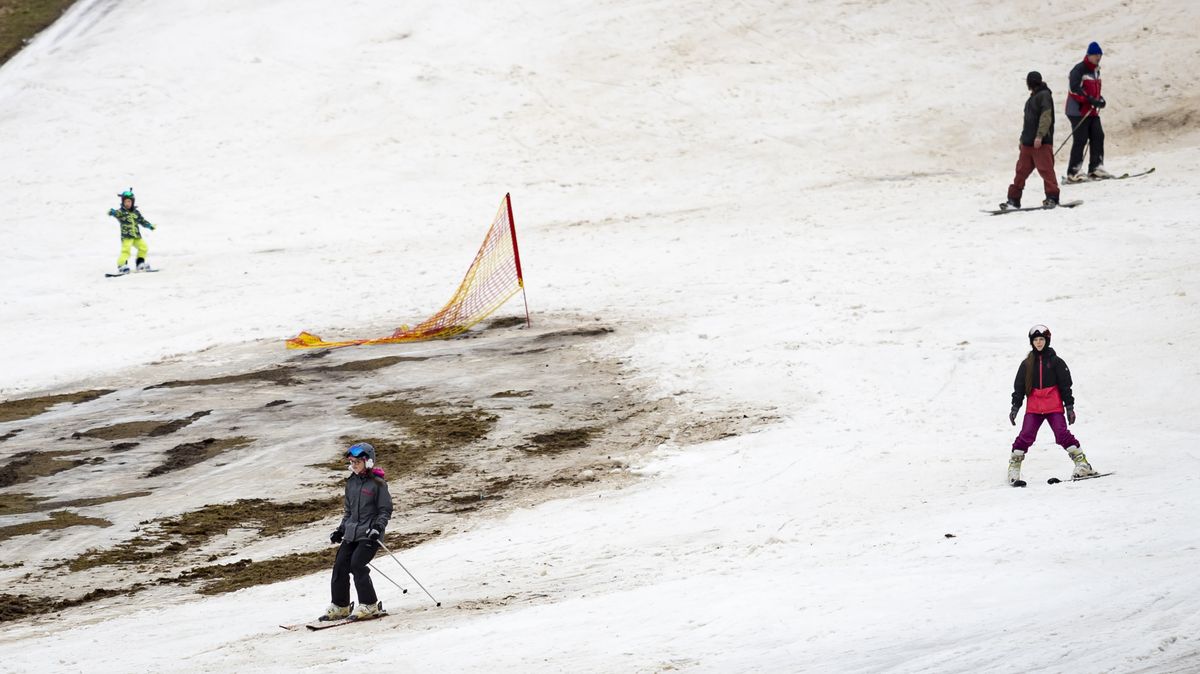 Příští zimy mohou být chladnější, investovat do skiareálů už ale není rozumné, říká klimatolog